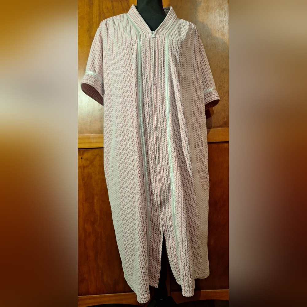 SECRET TREASURES housedress. Cranberry and pink. Size XL (16-18)